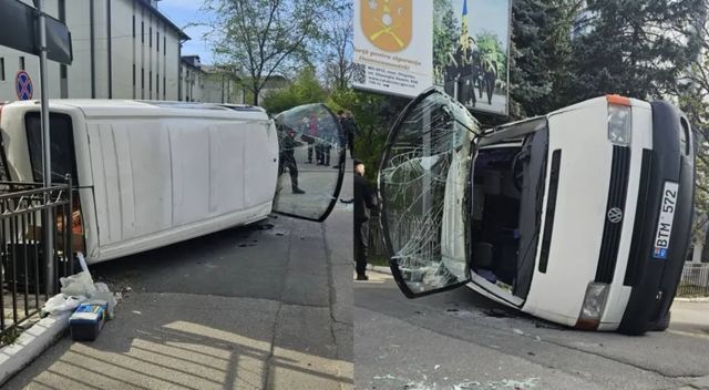 Un microbuz s-a răsturnat după coliziunea cu un troleibuz pe strada Gheorghe Asachi din capitală
