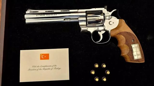 Erdogan regala una pistola personalizada con seis balas reales a los líderes de la OTAN