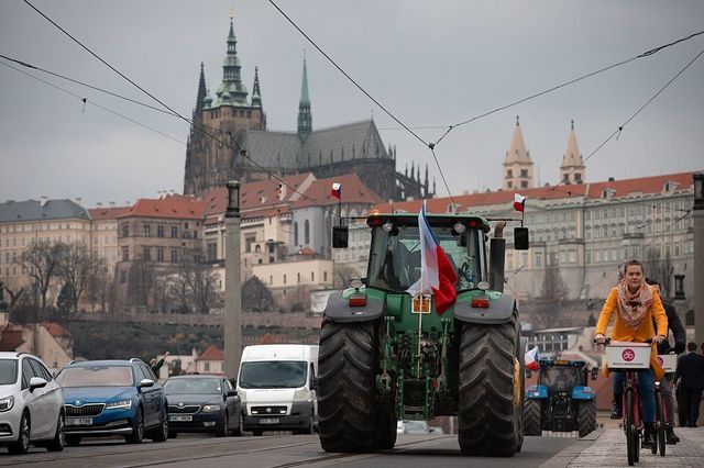 Zemědělci vyjedou ve čtvrtek do ulic, provoz zablokují stovky traktorů