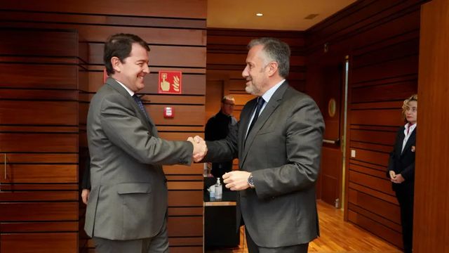 PP y Vox alcanzan un acuerdo en Castilla y León para investir a Mañueco