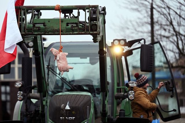 Fermierii polonezi amenință cu blocada frontierei cu Ucraina