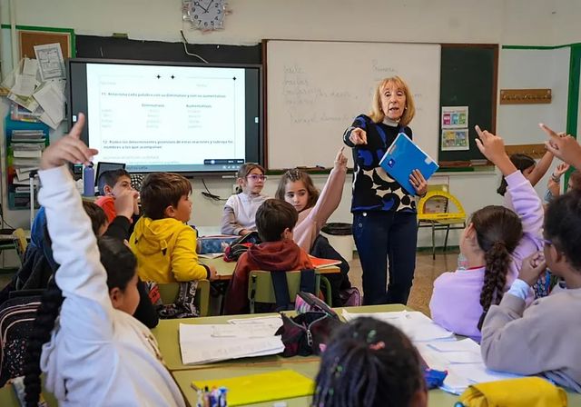 Profesores que siguen en el aula tras jubilarse: «Lo hago para ayudar, la diversidad en clase es enorme»