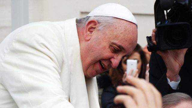 Papa Francisc avertizeaza asupra unui nou conflict global: ,,Suntem pe punctul de a distruge lumea. Opriti razboaiele cat mai este timp!