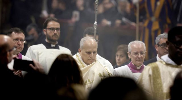 Via Crucis, Papa Leone XIV porta la croce in tutte le stazioni
