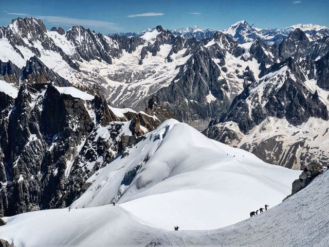 Un alpinist român a murit după ce a căzut pe traseul din Mont Blanc