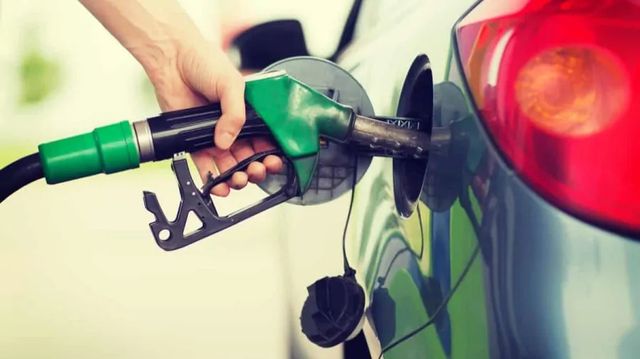 Carburanții se ieftinesc și în acest weekend