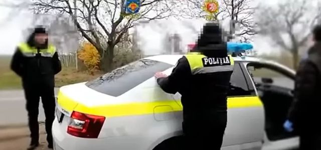 Doi agenți de patrulare reținuți pentru luare de mită