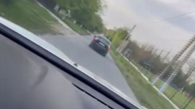 Urmărire ca în filme! O șoferiță beată a amenințat și înjurat un polițist, apoi i-a accidentat mașina de serviciu