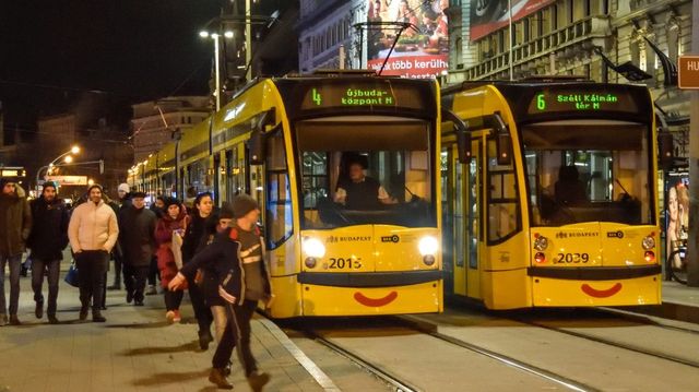 Elfogták a fiatal nőt, aki lerántott egy idős asszonyt a 4-es és 6-os villamosról