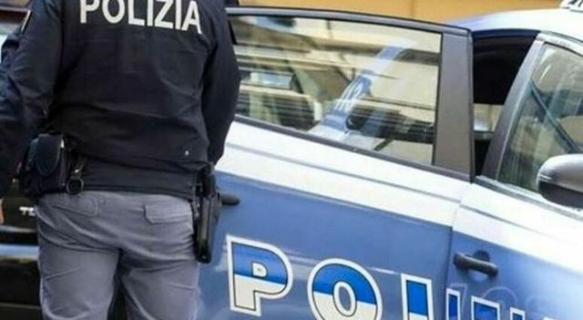 Accoltella l'ex moglie e fugge con il figlio, preso dopo 7 ore di ricerche