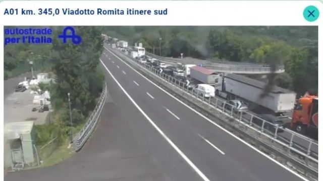 Camion salta la corsia in A1, tre morti su un'ambulanza