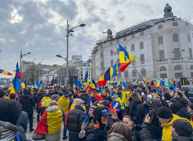 Două cuțite, un briceag și substanțe interzise, depistate la persoane participante la protest