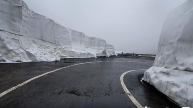 Ninge in zona montana a judetului Arges. Drumarii intervin pe Transfagarasan