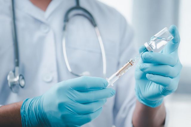 Persoanele cu boli cronice vor beneficia de vaccinare gratuită