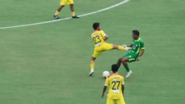 Sancionan de por vida a un futbolista por dar una patada de kárate a un rival