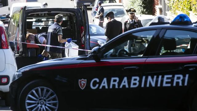 Novara, investe e accoltella la ex moglie davanti alla scuola del figlio: 39enne gravissima