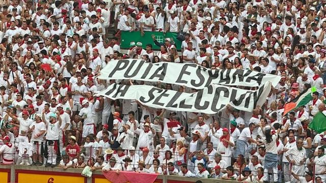 Bronca monumental en la plaza de toros de Pamplona por una pancarta de “Puta España”