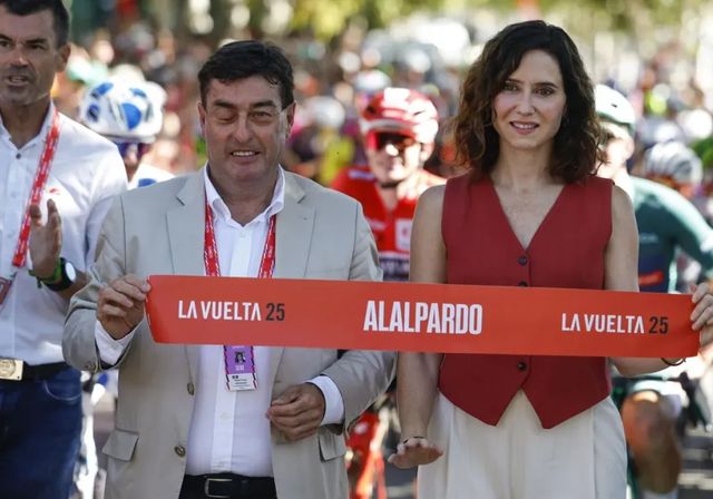Ayuso intensifica su choque contra el Gobierno por Israel y premia a la Vuelta y a Vingegaard