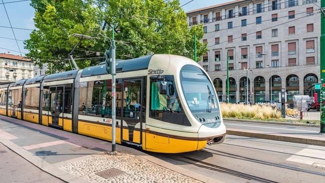 Principio d'incendio sul tram 27 a Milano
