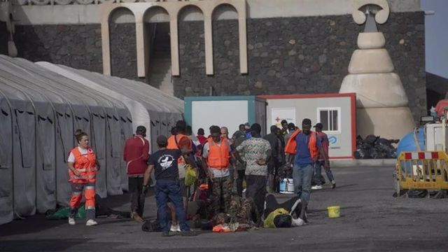 Más de 200 migrantes a bordo de cuatro pateras llegan a la isla de El Hierro, entre ellos seis muertos