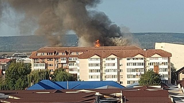 Incendiu puternic izbucnit la mansarda unui bloc din cel mai populat cartier al Craiovei