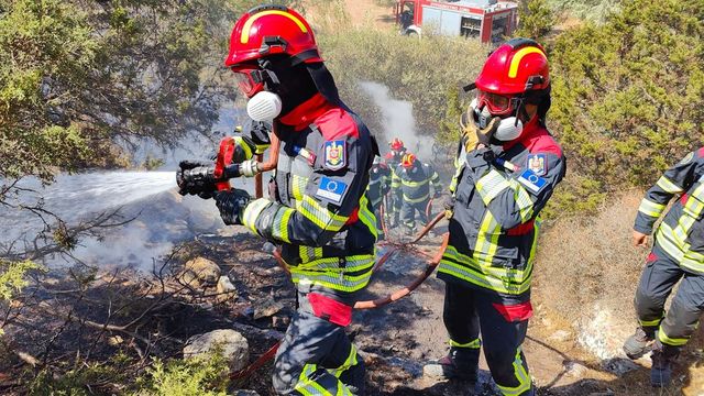 România trimite al treilea schimb de pompieri în Grecia, pentru stingerea incendiilor