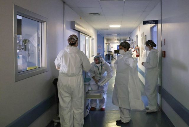 Covid, medici no-vax radiati reintegrati: la rabbia di Burioni e Bassetti