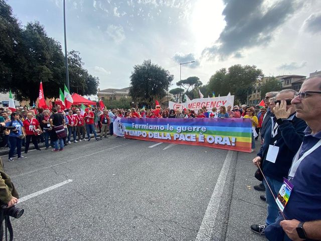 'Un arcobaleno di città', anche a Roma sfilano i pacifisti