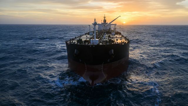 Танкер, плаващ под гръцки флаг, е ударен край пристанище Новоросийск