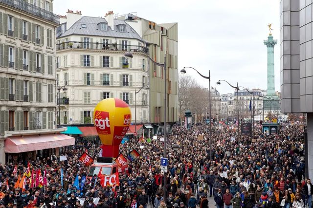 Senatul francez a adoptat contestata reformă a pensiilor, care a generat greve și demonstrații