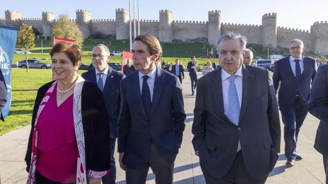 Aznar acusa a Sánchez de tratar a los afectados por la DANA “como si fuesen extranjeros”