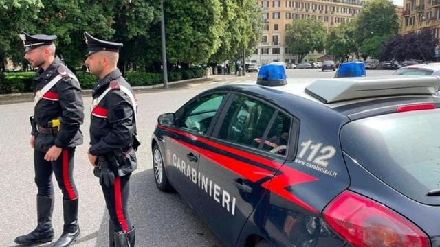 Ragazza accoltellata fuori da un supermercato, è grave