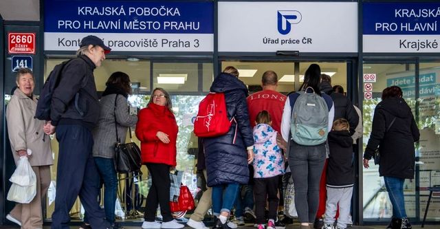 Podpory v nezaměstnanosti mají od ledna 2027 klesnout, stát chce ušetřit miliardy
