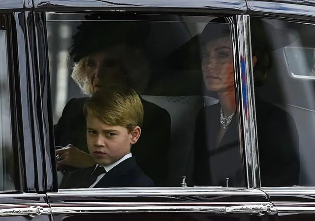 El príncipe George llega a Eton, el colegio que forma a la élite británica