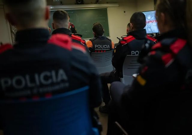 Nueva crisis entre mossos y maestros por la infiltración de dos agentes en una asamblea sindical
