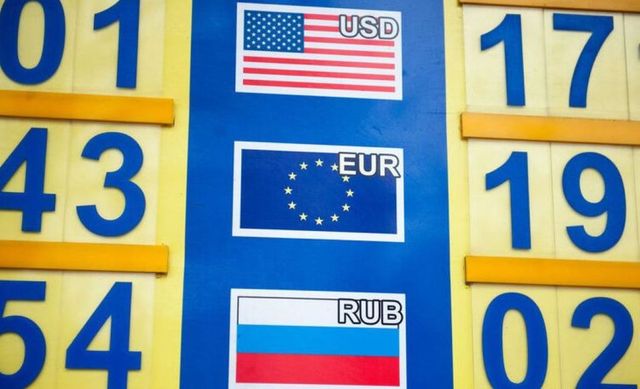 Curs valutar: Dolarul și euro se scumpesc