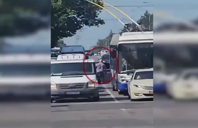VIDEO Copii exploatați pentru cerșetorie în trafic