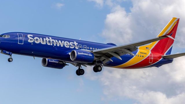 Sfiorata collisione negli Usa tra aereo linea e caccia, 2 feriti