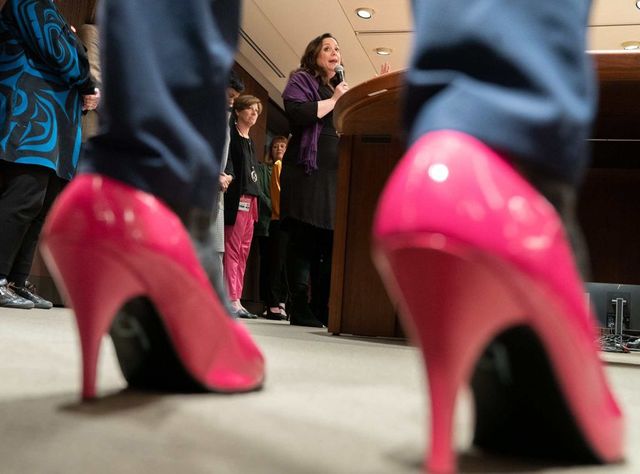 Mai mulți politicieni din Canada și-au pus pantofi cu toc și au protestat împotriva violenței față de femei