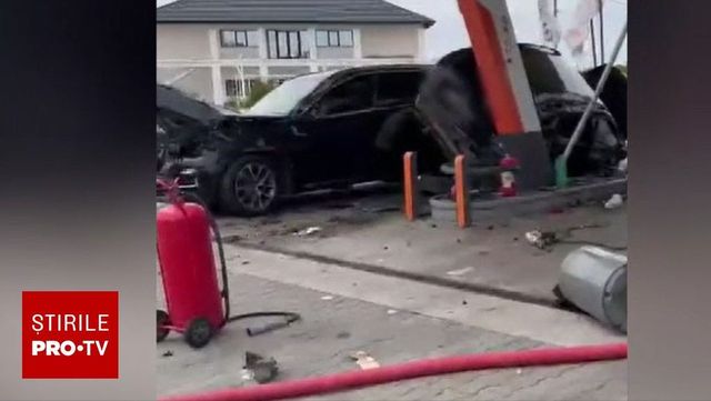 Pericol de explozie într-o benzinărie din Dolj, după ce două mașini au distrus o pompă de alimentare
