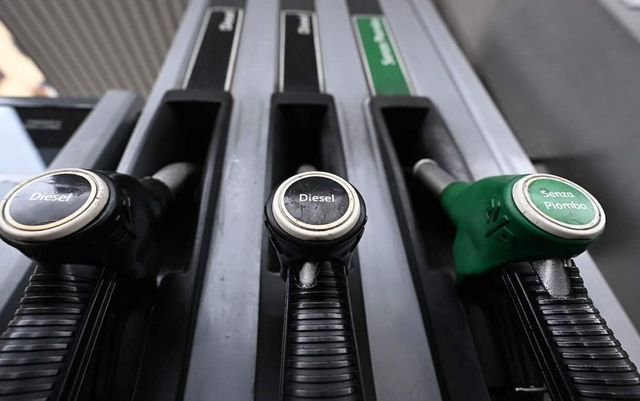 Benzina, nuovo record a 2,12 euro al litro: 2,3 per il gasolio