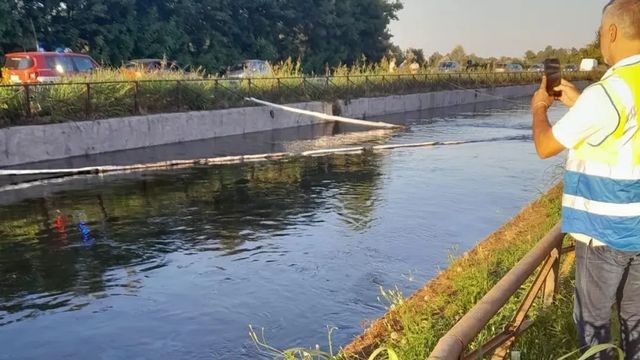 Gasolio nel Naviglio Grande, la chiazza è lunga 28 km e ha raggiunto la Darsena di Milano