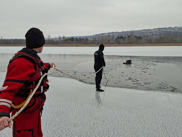 Mașină prăbușită sub gheață pe Lacul Ghidighici: Scafandrii au intervenit de urgență