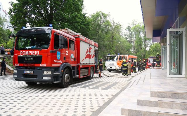 Pompierii au intervenit la lichidarea unui incendiu izbucnit în subsolul Centrului de excelentă în construcții din capitală