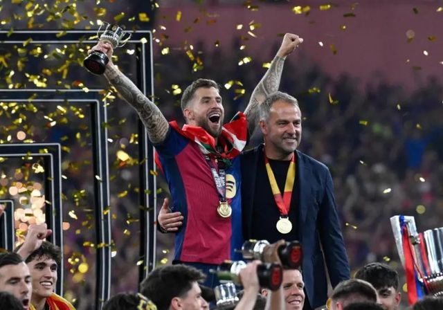 La marcha de Iñigo Martínez al Al Nassr, un alivio para Laporta y un problema para Flick
