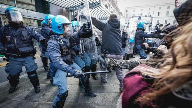 Scontri tra forze dell'ordine e antagonisti a Torino