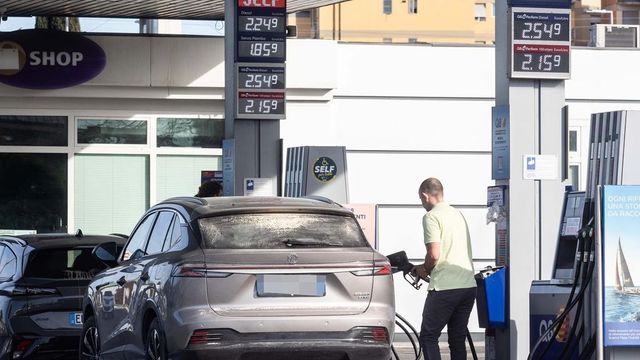 Corre il prezzo del petrolio, l'Europa apre debole