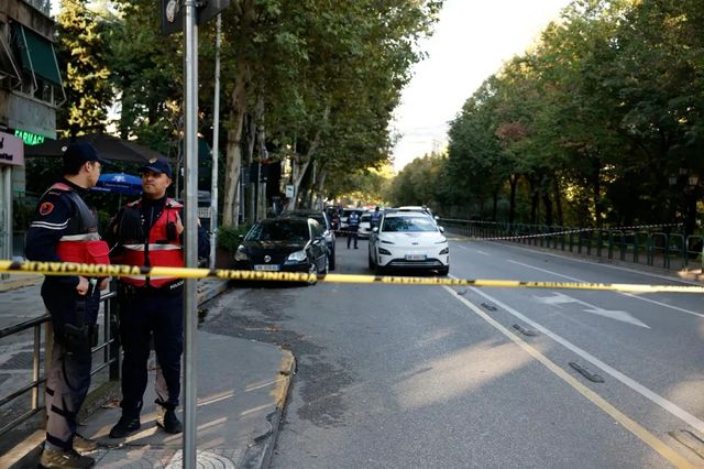 Un judecător, împușcat mortal în timpul unui proces la Tirana. Un bărbat și fiul său au fost răniți