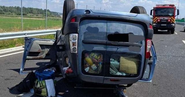 Cinci răniți, printre care doi copii de 3 și 10 ani, după ce o mașină s-a răsturnat pe A1, în Argeș