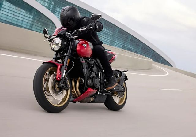 Triumph lanza la nueva Trident 800, una versión más potente y deportiva de su naked de acceso